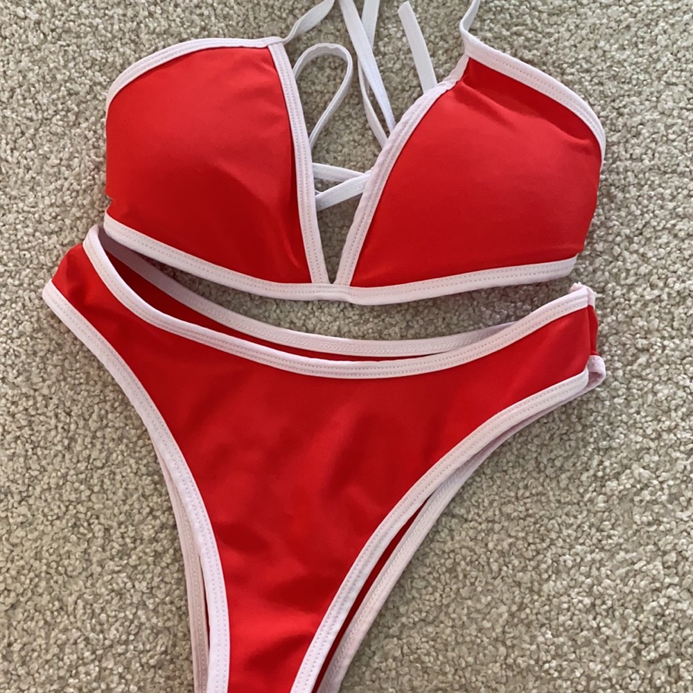 Red bikini - Picture 2 of 2
